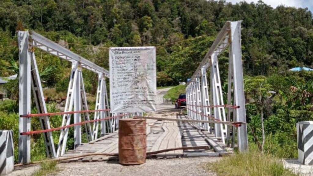 Sekelompok warga menutup salah satu jembatan penghubung jalan Trans-Papua di Kabupaten Yalimo, Papua Pegunungan, sejak Senin (13/3/2023).