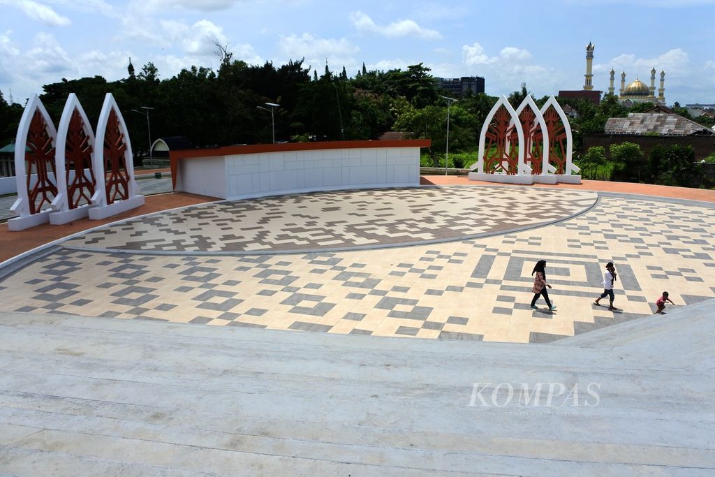 Sejumlah warga mengunjungi area gelanggang terbuka (amfiteater) di Destinasi Wisata Teras Udayana, Taman Udayana, Kota Mataram, Nusa Tenggara Barat, Senin (15/1/2024). 