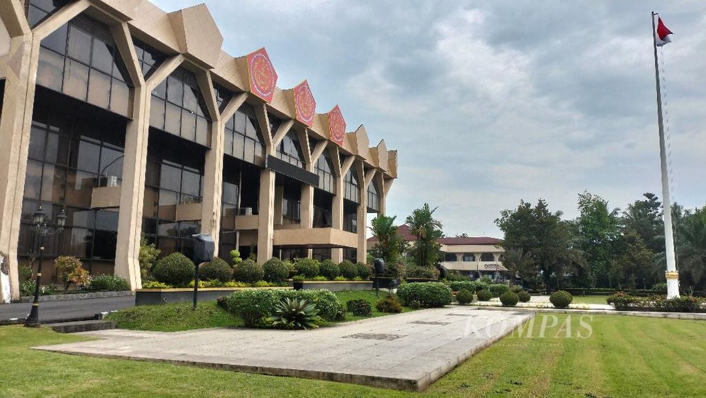 Kantor Wali Kota Magelang dengan tiga logo TNI berwarna merah terpasang di bagian atas gedung, seperti terlihat,, Jumat (3/2/2023).