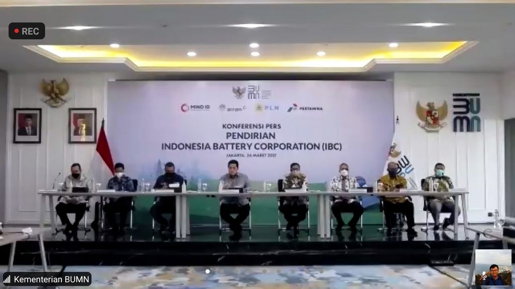 Tangkapan layar suasana konferensi pers Kementerian Badan Usaha Milik Negara bersama MIND ID, PT Pertamina (Persero), PT PLN (Persero), dan PT Aneka Tambang (Antam) Tbk. Konferensi pers bertajuk Pendirian Indonesia Battery Corporation (IBC) tersebut digelar secara virtual, Jumat (26/3/2021).