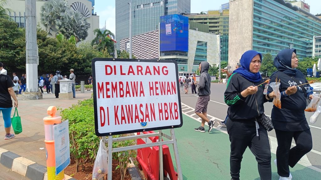 Plang yang menyebutkan "Dilarang Membawa Hewan di Kawasan Hari Bebas Kendaraan Bermotor (HBKB)" di Bundaran Hotel Indonesia, Jakarta Pusat, Minggu (16/10/2022). Sejak 22 Juni 2022, pengunjung dilarang untuk membawa hewan peliharaannya ke kawasan HBKB.