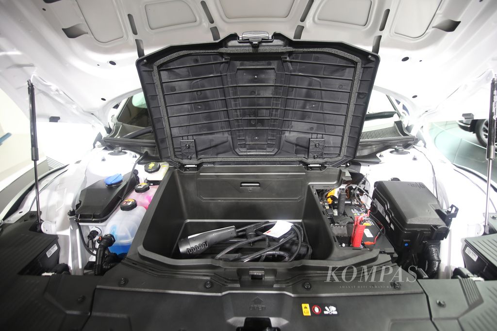 Ruang bagasi kecil berkapasitas 57 liter "tersembunyi" di balik kap "mesin" Hyundai Ioniq 5.