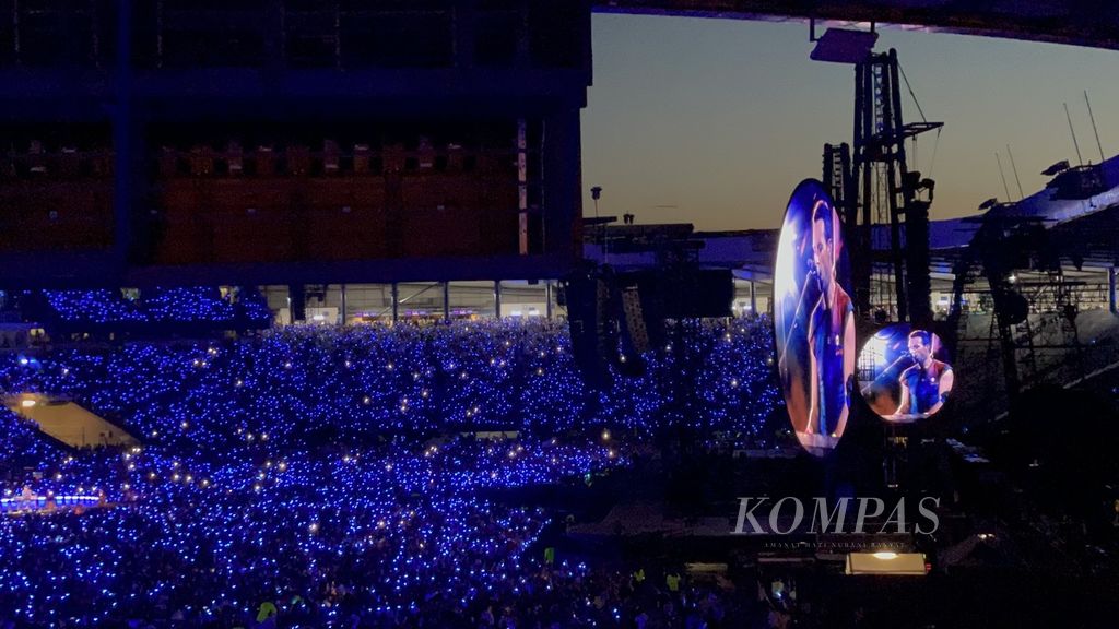 Layar panggung menunjukkan wajah Chris Martin, vokalis Coldplay, saat konser di Stadion Hampden Park, Glasgow, Skotlandia, Britania Raya, akhir Agustus 2022.