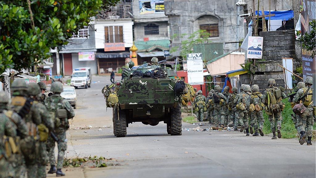 Anggota pasukan khusus militer Filipina bersiap-siap melancarkan serangan ke tempat-tempat yang diduga menjadi lokasi persembunyian kelompok militan Maute di dekat kantor pemerintah kota Marawi, Pulau Mindanao, Filipina selatan, Minggu (28/5). 