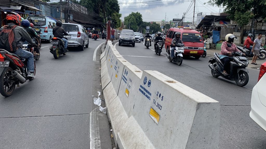 Titik putar balik atau "U-turn" yang telah ditutup di Jalan Raya Bogor depan Pasar Kramat Jati, Jakarta Timur, Minggu (2/4/2023).
