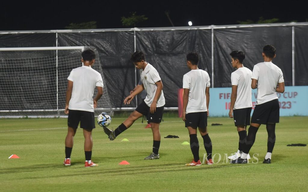Latihan tim Indonesia U-17 jelang laga Piala Dunia U-17 di Stadion Gelora Bung Tomo, Surabaya, Selasa (7/11/2023). Dalam pertandingan pertama, Indonesia akan melawan Ekuador pada 10 November pukul 19.00. Indonesia berada di Grup A bersama Ekuador, Panama, dan Maroko. 
