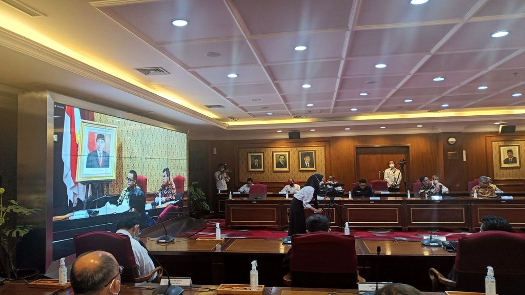 Menpan dan RB Abdullah Azwar Anas dan Kepala BPKP Muhammad Yusuf Ateh (dalam tampilan layar) turut menghadiri acara penyerahan LKjPP ke Kementerian Keuangan di Jakarta, Selasa (4/4/2023).