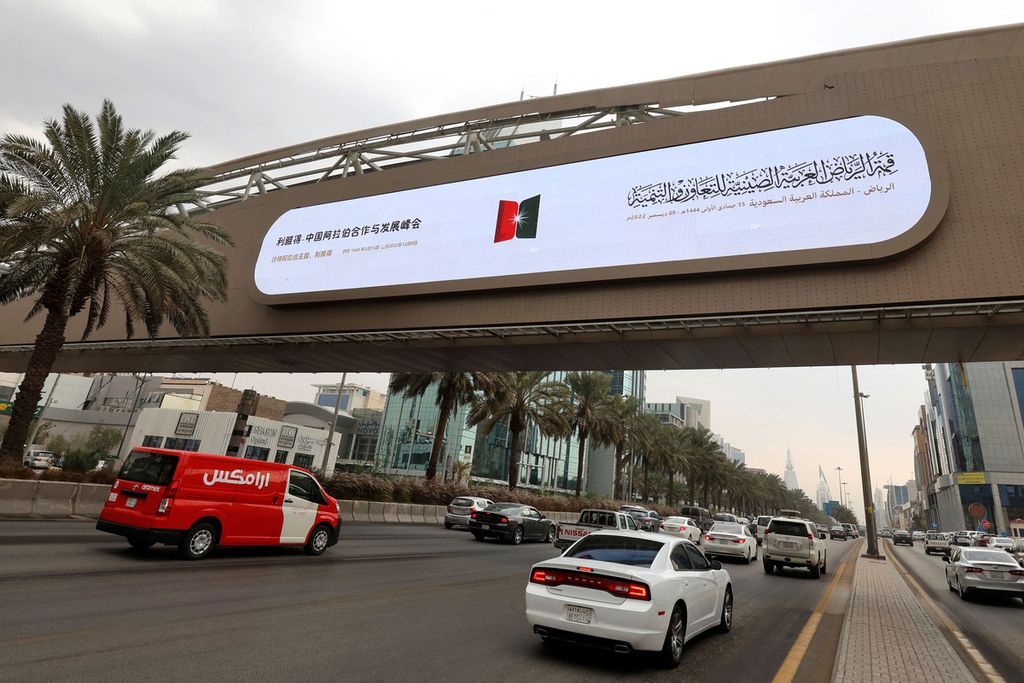 Sebuah reklame di salah satu jalan utama di Ibu Kota Arab Saudi, Riyadh, berisi ucapan selamat datang pada Presiden China Xi Jinping, Rabu (7/12/2022).
