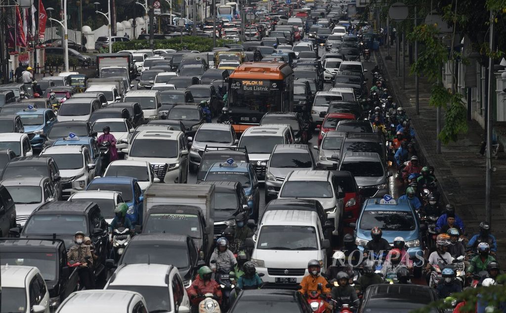 Kendaraan terjebak kemacetan di kawasan Gambir, Jakarta, saat sejumlah ruas jalan ditutup karena unjuk rasa, Kamis (8/9/2022). Selain volume kendaraan yang terus bertambah dan mobilitas warga yang tinggi, penyebab kemacetan di Jakarta semakin kompleks. Kemacetan tidak hanya menambah polusi udara tetapi juga menyebabkan pemborosan bahan bakar.