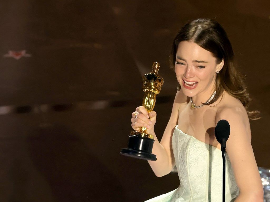 Emma Stone menerima piala Oscar untuk kategori Aktris Utama Terbaik atas aktingnya di film <i>Poor Things</i> di ajang 96th Annual Academy Awards di Dolby Theatre, Hollywood, California, Amerika Serikat, Minggu (10/3/2024) malam waktu setempat. 