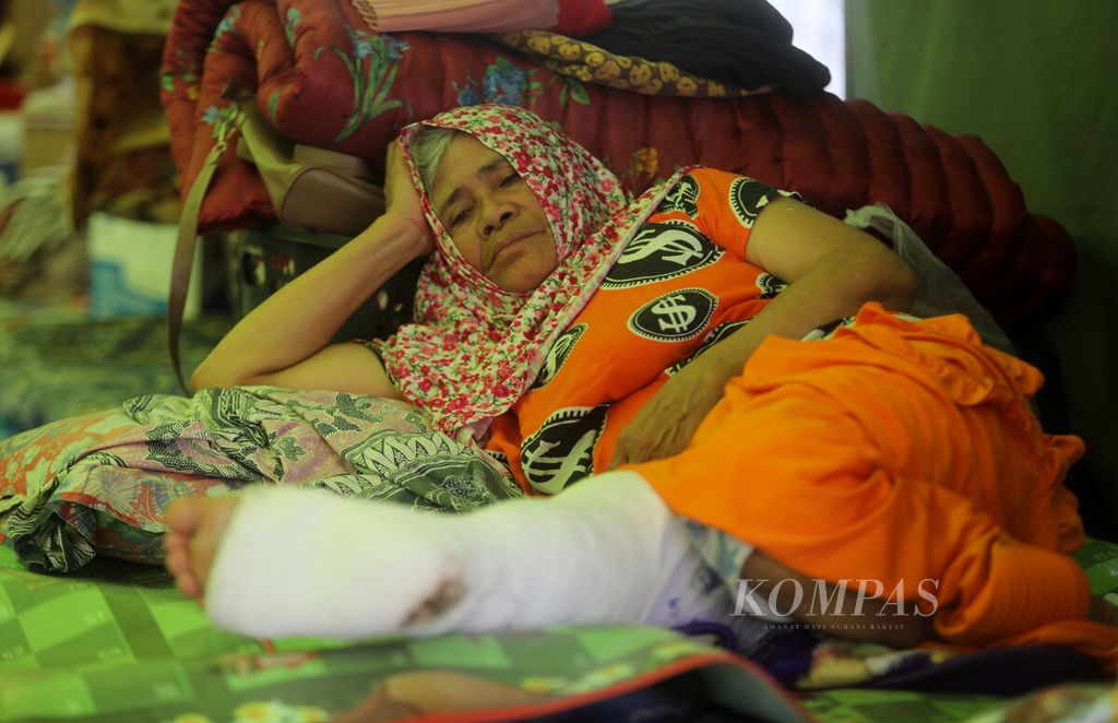 Ai (70), korban luka yang mengalami patah tulang kaki kanan, beristirahat di tenda pengungsian Desa Cirumput, Kecamatan Cugenang, Kabupaten Cianjur, Jawa Barat, Kamis (1/12/2022). 