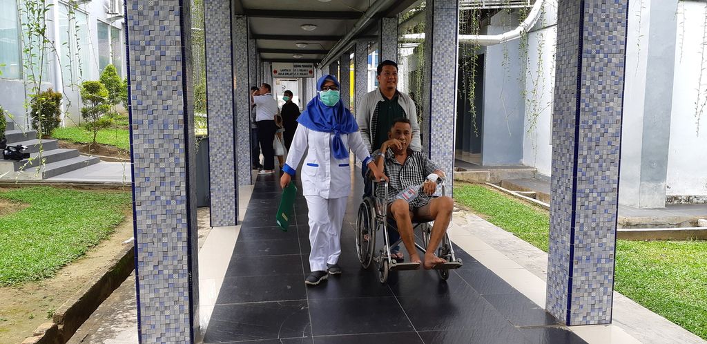 Petugas membatasi akses menuju ruang perawatan medis isolasi bagi pasien terduga virus korona di RSUD Raden Mattaher Jambi, Senin (27/1/2020). Hal itu dilakukan demi memastikan keamanan bagi semua pihak.