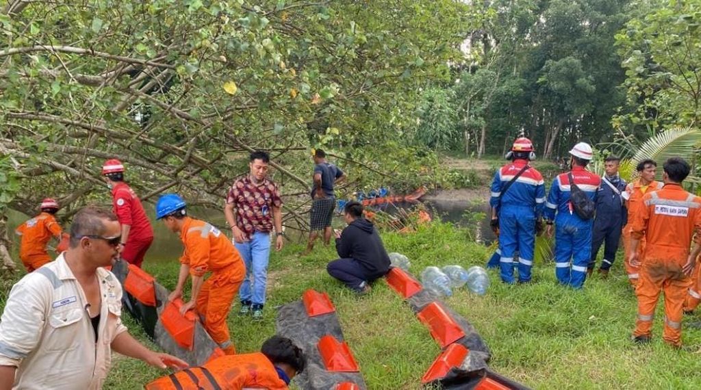 Penanganan kebocoran pipa Pertamina di Jeruklegi, Cilacap, Jawa Tengah, Kamis (4/8/2022).