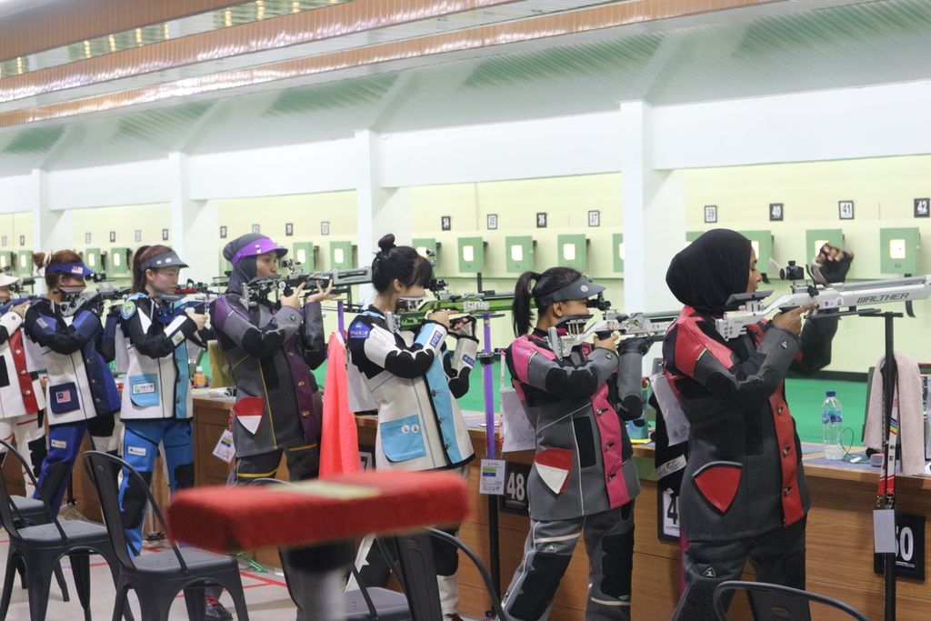 Para petembak yang berasal dari beberapa negara sedang fokus membidik target pada perlombaan senapan angin 10 meter putri dalam Piala Asia Menembak Pistol dan Riffle 2023, Sabtu (4/3/2023) di Jakarta.