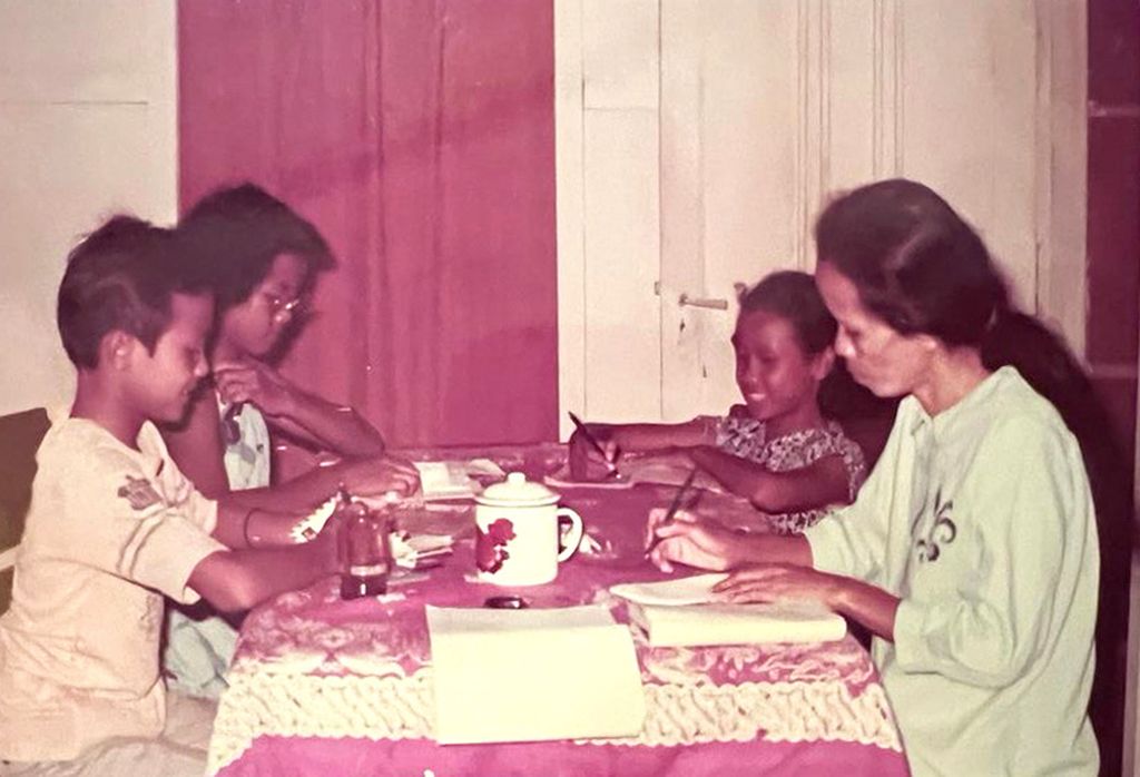 Ganjar Pranowo kecil (kiri) bercengkerama di satu meja bersama keluarganya. 