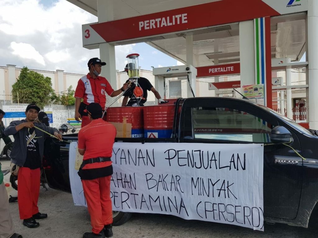 PT Pertamina operates manual dispensers at a number of gas stations in Palu City, Central Sulawesi, Wednesday (3/10/2018). 