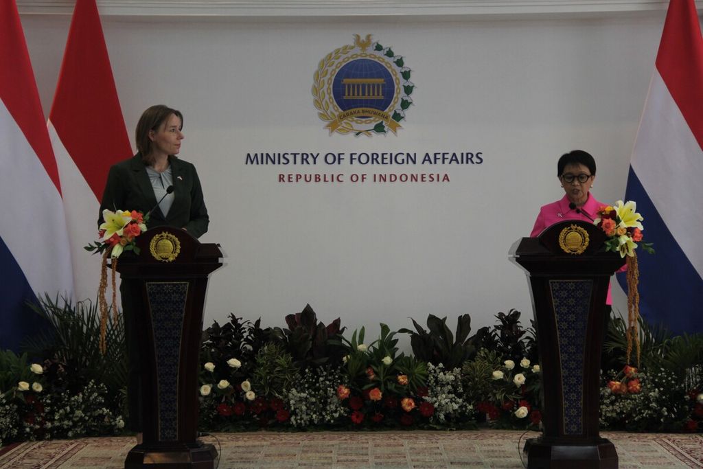 Menteri Luar Negeri Retno Marsudi dalam Pertemuan bilateral dengan Menteri Luar Negeri Belanda Hanke Bruins Slot di Jakarta, Selasa (31/10/2023).