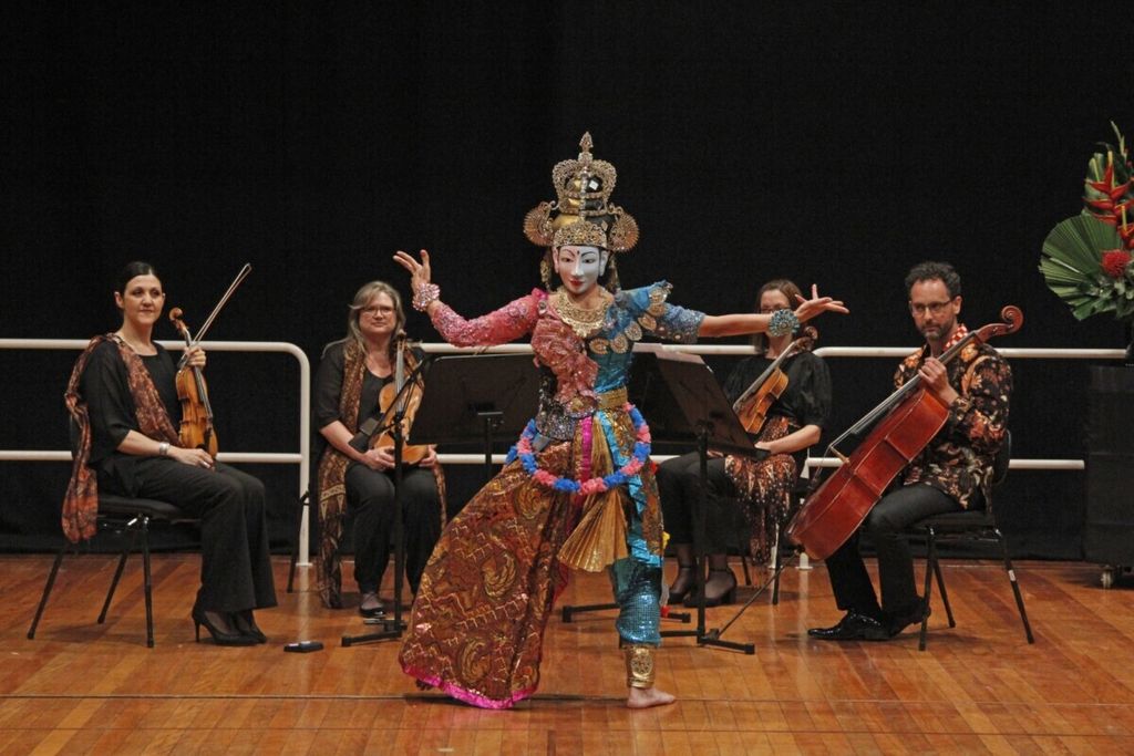 Suasana pertunjukan lintas budaya antara seniman Didik Nini Thowok dan Melbourne Symphony Orchestra (MSO) di Iwaki Auditorium, Melbourne, Selasa (8/10/2019).