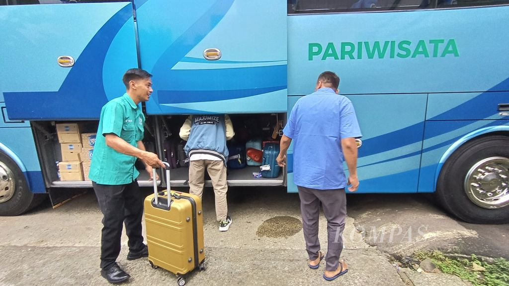 Operator bus menata tas milik murid sebuah sekolah menengah pertama yang akan mengikuti karyawisata menggunakan bus di daerah Babakan, Tangerang Selatan, Banten, Senin (13/5/2024). 