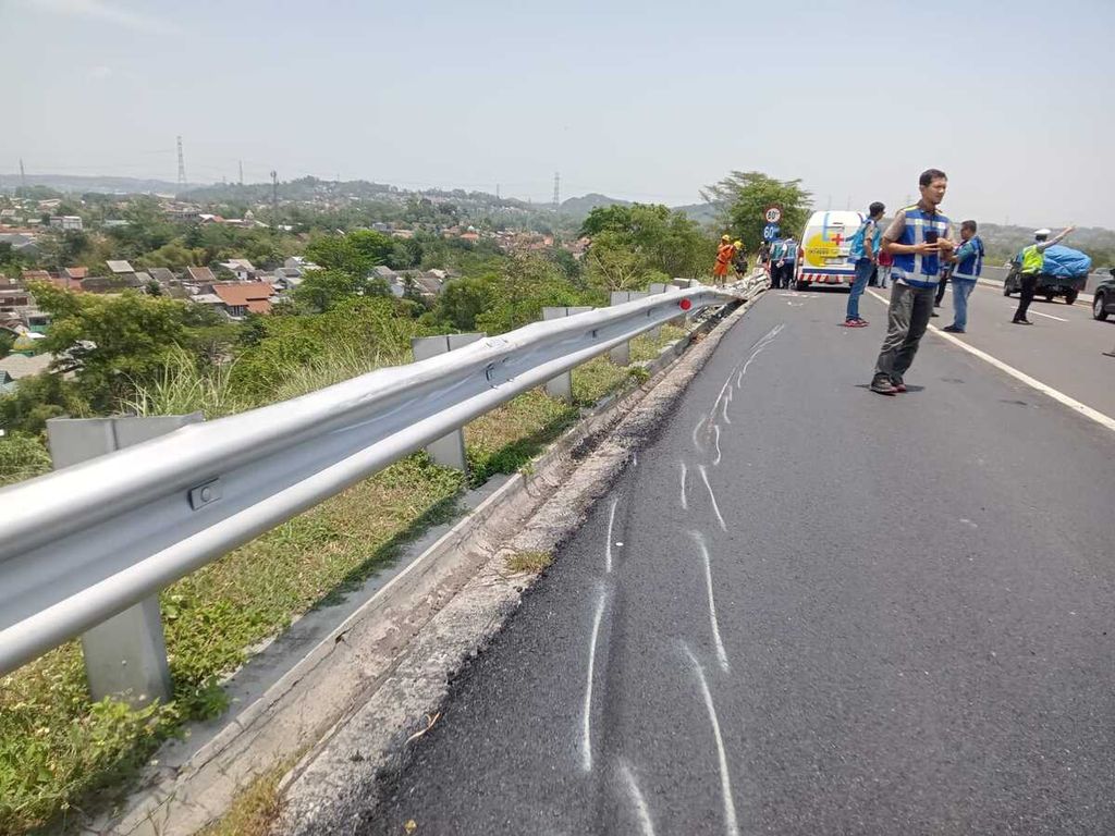 Lokasi kecelakaan lalu lintas rombongan santri di jalur B (arah Semarang) Kilometer 432+600, Kelurahan Beji, Kecamatan Ungaran Timur, Kabupaten Semarang, Jawa Tengah, Jumat (18/10/2024) pagi. Empat orang meninggal dan 12 orang luka-luka dalam kecelakaan tersebut. 