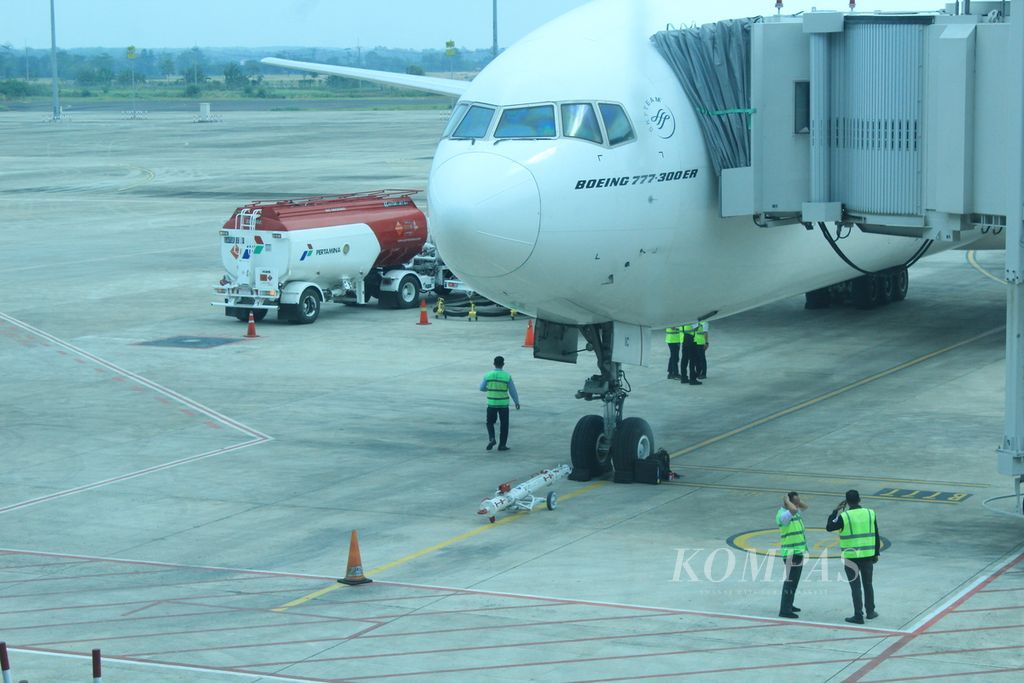 Petugas mengecek kesiapan pesawat Garuda Indonesia dengan nomor penerbangan GA902 yang akan berangkat dari Bandara Internasional Jawa Barat (BIJB) Kertajati, Kabupaten Majalengka, menuju Jeddah, Arab Saudi, Minggu (6/8/2023).