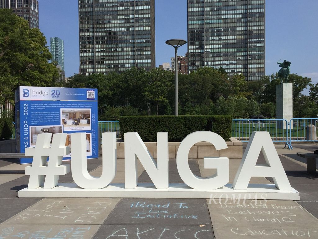 Logo Majelis Umum PBB (UNGA) terpasang di salah satu sisi gedung Markas Besar PBB di New York, Amerika Serikat, Minggu (18/9/2022). Sidang Ke-77 Majelis Umum PBB akan dibuka pada Selasa, 20 September 2022.