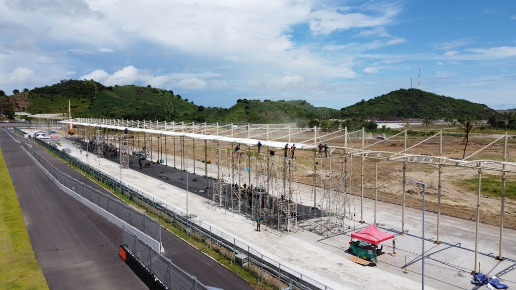 Pembangunan tribune penonton Sirkuit Mandalika, Lombok Tengah, Nusa Tenggara Barat, memasuki tahap pemasangan atap dan ditargetkan selesai pada awal bulan depan sehingga bisa digunakan untuk menonton balapan MotoGP pada 18-20 Maret. Pembangunan VIP Village juga terus berlangsung, Senin (14/2/2022).