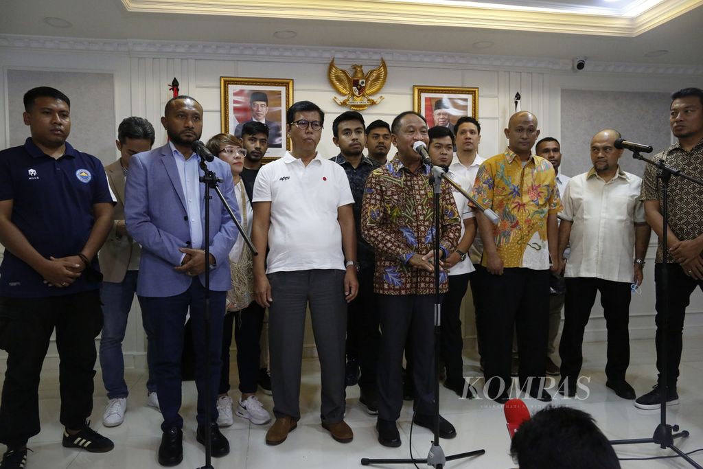 Menteri Pemuda dan Olahraga Zainudin Amali (tengah) memberikan keterangan kepada wartawan setelah bertemu sejumlah perwakilan klub Liga 2 Indonesia di Gedung Kemenpora, Senayan, Jakarta, Senin (16/1/2023).