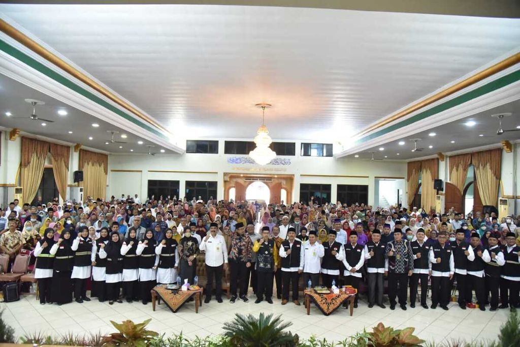 Calon jemaah haji asal Sidoarjo, Jawa Timur, saat mengikuti manasik di Rahmatul Ummah, Jumat (5/5/2023).