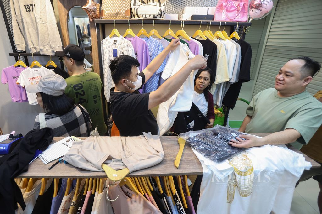 Warga memilih pakaian yang dijual di area Little Bangkok di kawasan Jembatan Metro Tanah Abang, Jakarta, Jumat (19/1/2024). 