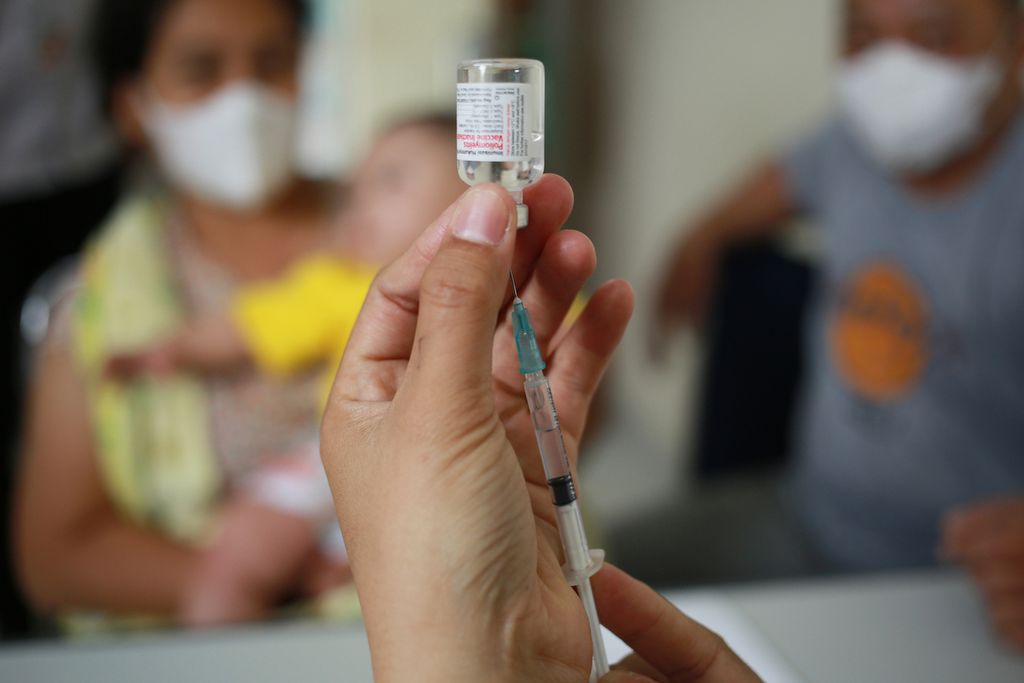 Dokter mempersiapkan cairan vaksin suntik sebelum diberikan kepada anak balita di Puskesmas Gambir, Jakarta Pusat, Rabu (7/12/2022). 