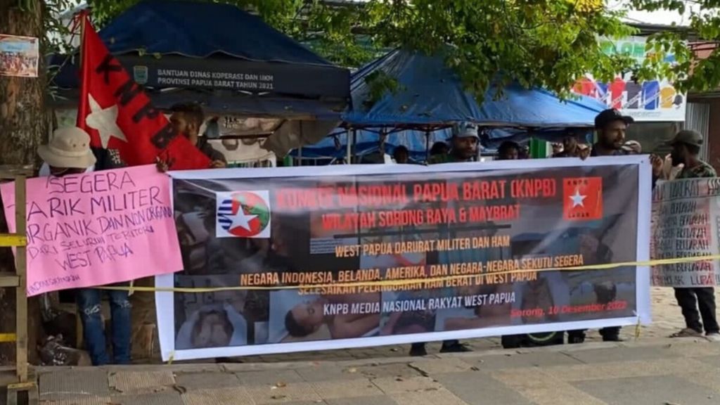 Komite Nasional Papua Barat menggelar aksi unjuk rasa peringatan Hari HAM Sedunia di Kota Sorong, Papua Barat Daya, Sabtu (10/12/2022).