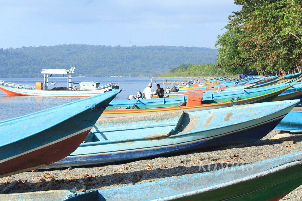 Sejumlah perahu nelayan tertambat di pesisir Desa Kawa, Kecamatan Seram Barat, Kabupaten Seram Bagian Barat, Maluku, Senin (4/9/2023).