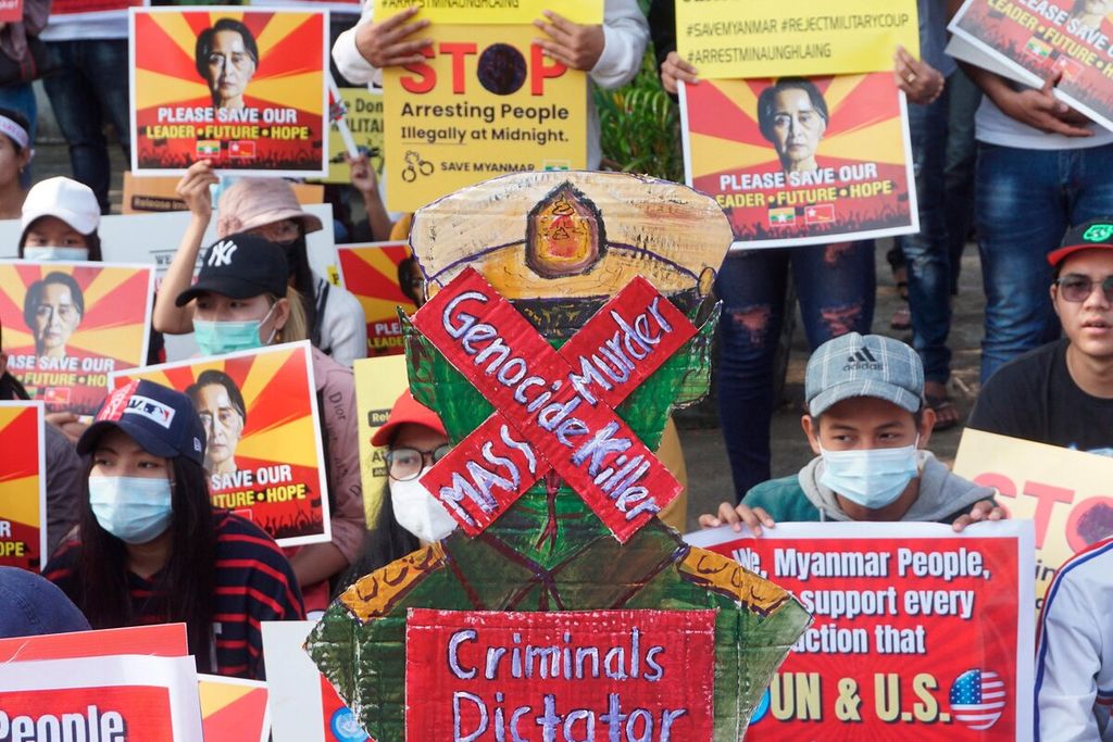 Para pengunjuk rasa menggelar aksi menentang kudeta militer di depan kedutaan besar Amerika Serikat di Yangon, Myanmar, Selasa (16/2/2021). Gerakan pembangkangan sipil di Myanmar yang telah memasuki pekan kedua terus meluas dengan tensi yang meningkat diikuti sejumlah aksi pemogokan. 