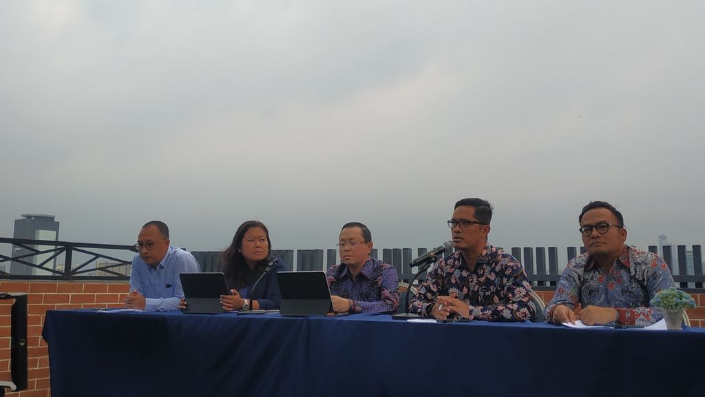 Tim kuasa hukum Ferdy Sambo dan Putri Candrawathi saat konferensi pers di Hotel Erian, Jakarta Pusat, Rabu (12/10/2022), (dari kiri ke kanan) Rasamala Aritonang, Sarmauli Simangunsong, Arman Hanis, Febri Diansyah, dan Bobby Rahman Manalu.