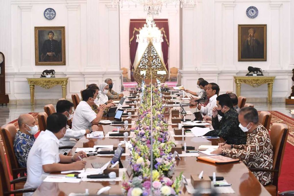 Presiden Joko Widodo memimpin rapat terbatas yang diikuti sejumlah menteri di Istana Merdeka, Jakarta, Senin 18 Juli 2022.