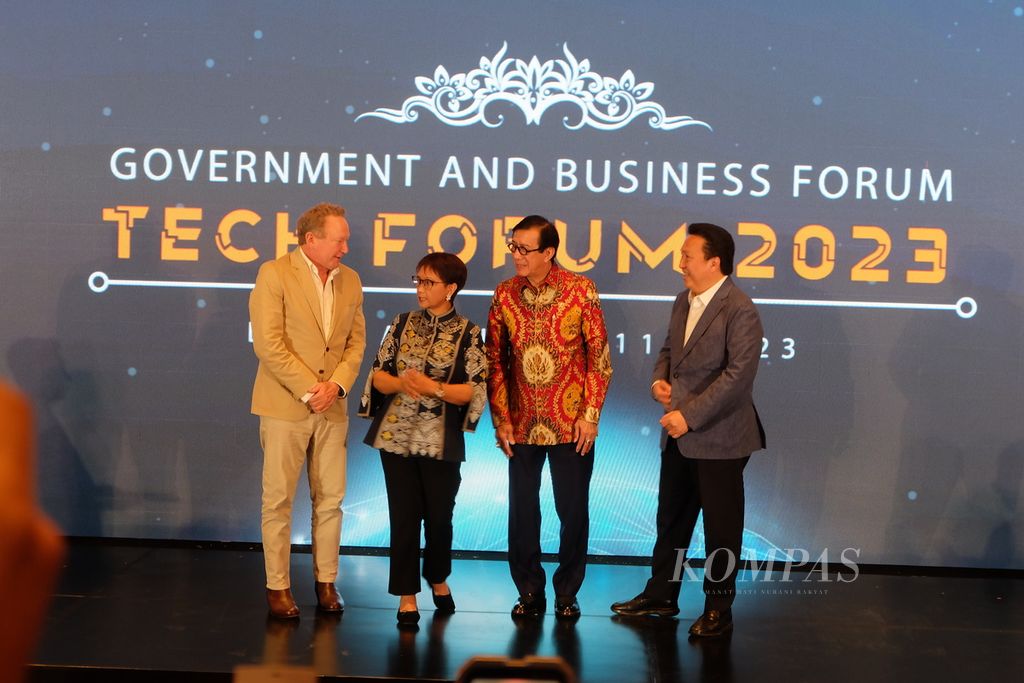 Australian entrepreneur Andrew Forrest, Foreign Minister Retno LP Marsudi, Minister of Law and Human Rights Yasonna H Laoly, and Indonesian entrepreneur Garibaldi Thohir (left to right) were conversing during the Government and Business Forum (GABF) Tech Forum 2023 on Thursday (10/8/2023) in Denpasar, Bali.