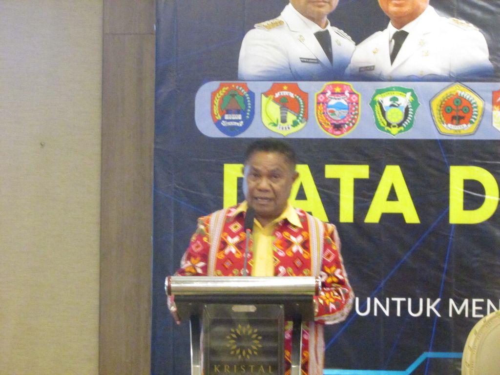 Kepala Dinas Komunikasi dan Informatika NTT Abraham Maulaka saat berbicara dalam Rapat Koordinasi Bidang Komunikasi dan Informatika NTT di Kupang, Kamis (23/2/2023). 