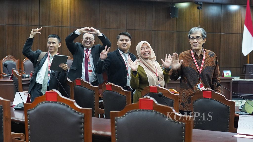 Direktur Eksekutif Yayasan Jaringan Demokrasi dan Pemilu Berintegritas (NETGRIT) Hadar Nafis Gumay (kanan), warga pegiat demokrasi dan Pemilu Titi Anggraini (kedua dari kanan), dan para kuasa hukumnya berfoto bersama setelah Sidang Pendahuluan Uji Materi Pasal 222 UU No 7/2017 tentang Pemilihan Umum terkait Ambang Batas Pencalonan Presiden di Mahkamah Konstitusi, Jakarta, Rabu (7/8/2024). 