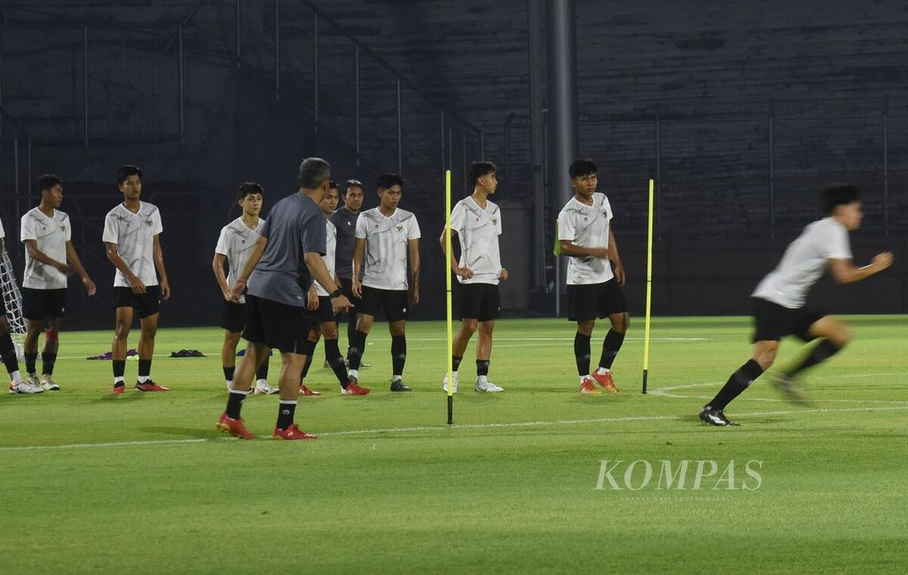 Pemain Indonesia U-17 saat menjalani sesi latihan resmi di Stadion Gelora 10 Nopember, Surabaya, Jawa Timur, Kamis (9/11/2023). Latihan resmi tersebut merupakan latihan terakhir menjelang laga perdana Piala Dunia U-17 2023 melawan Ekuador. Pertandingan berlangsung di Stadion Gelora Bung Tomo.