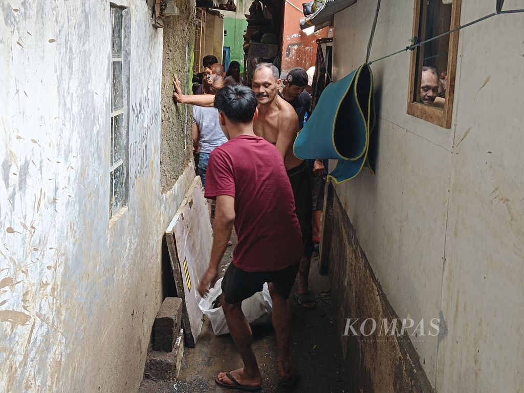 Warga membersihkan lumpur di area permukiman di Kelurahan Braga, Kota Bandung, Jawa Barat, Minggu (14/1/2024). Banjir yang diakibatkan luapan air Sungai Cikapundung merendam lebih dari 500 rumah.