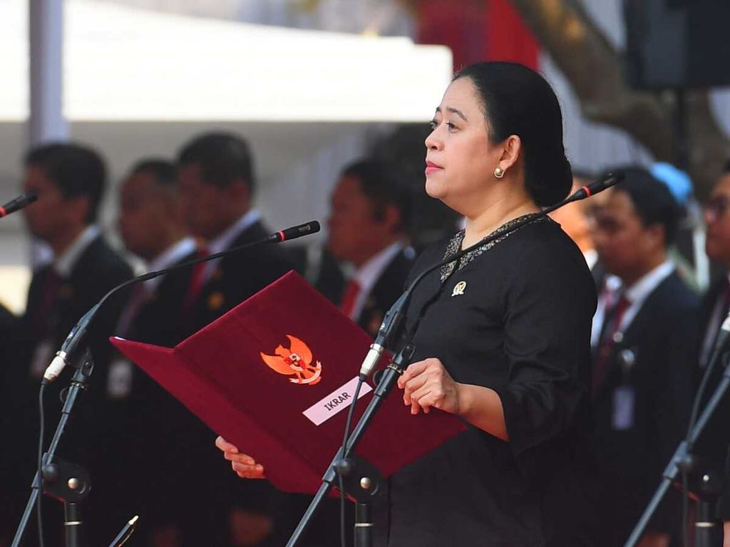 Ketua Dewan Perwakilan Rakyat Puan Maharani atas nama bangsa Indonesia membacakan ikrar pada peringatan Hari Kesaktian Pancasila 2023 di Monumen Pancasila Sakti, Lubang Buaya, Jakarta, Minggu (1/10/2023).