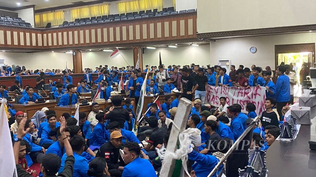 Ratusan mahasiswa melakukan konvoi dari kampus menuju gedung Dewan Perwakilan Rakyat Aceh (DPRA), Senin (5/9/2022). Mereka mendesak pemerintah agar mengevaluasi kenaikan harga bahan bakar minyak. Mereka menilai kenaikan harga bahan bakar minyak membuat rakyat kecil kecil terimpit kesulitan ekonomi.