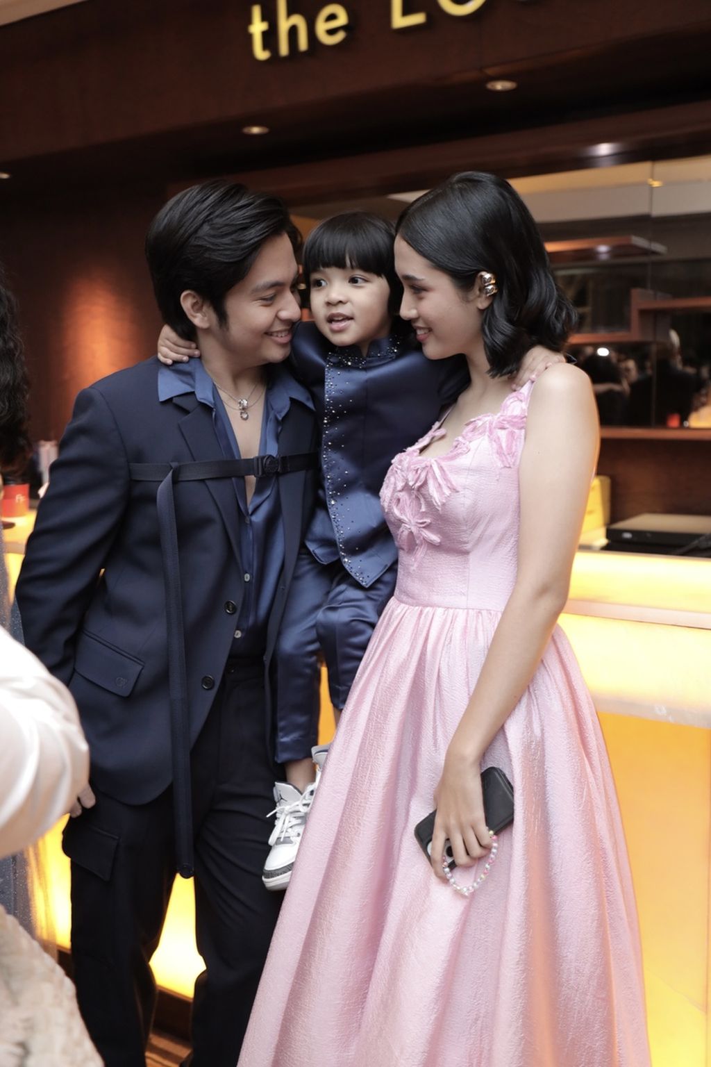 Tiga pemeran tokoh utama di <i>Dua Hati Biru,</i> yaitu Angga Yunanda, Aisha Nurra Datau, dan Farrel Rafisqy, berpose sebagai keluarga kecil seusai pemutaran perdana di Epicentrum XXI, Jakarta, Kamis (4/4/2024).