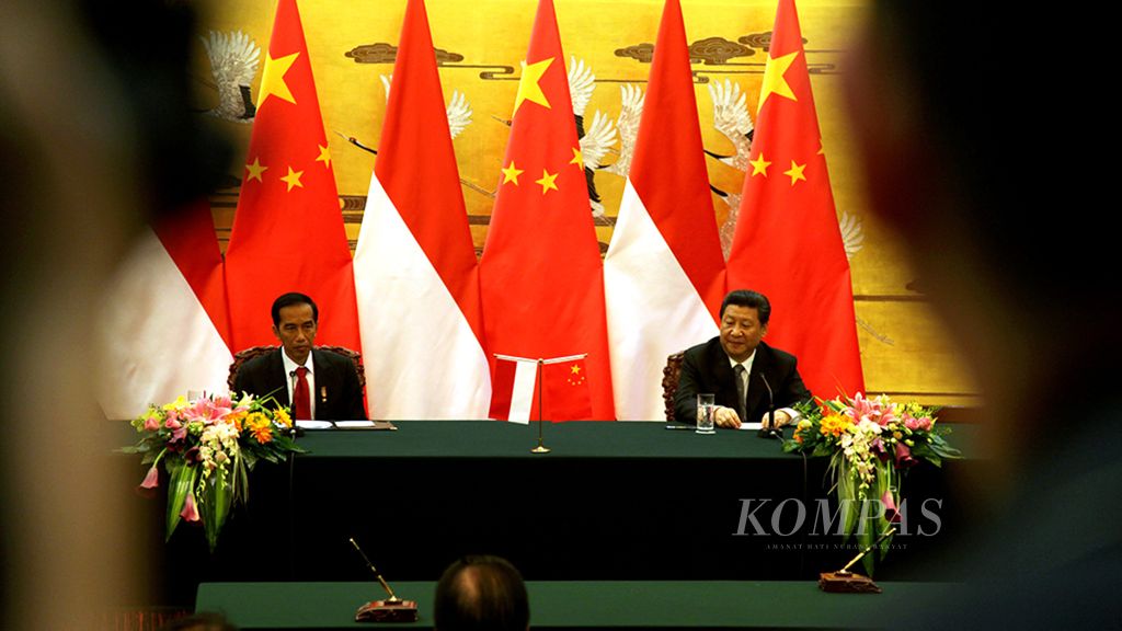 Presiden Jokowi dan Presiden Republik Rakyat China (RRC) Xi Jinping menyampaikan pernyataan pers tentang hasil pertemuan bilateral yang berlangsung di Balai Agung Rakyat China di Beijing, Kamis (26/3/2015) malam. 