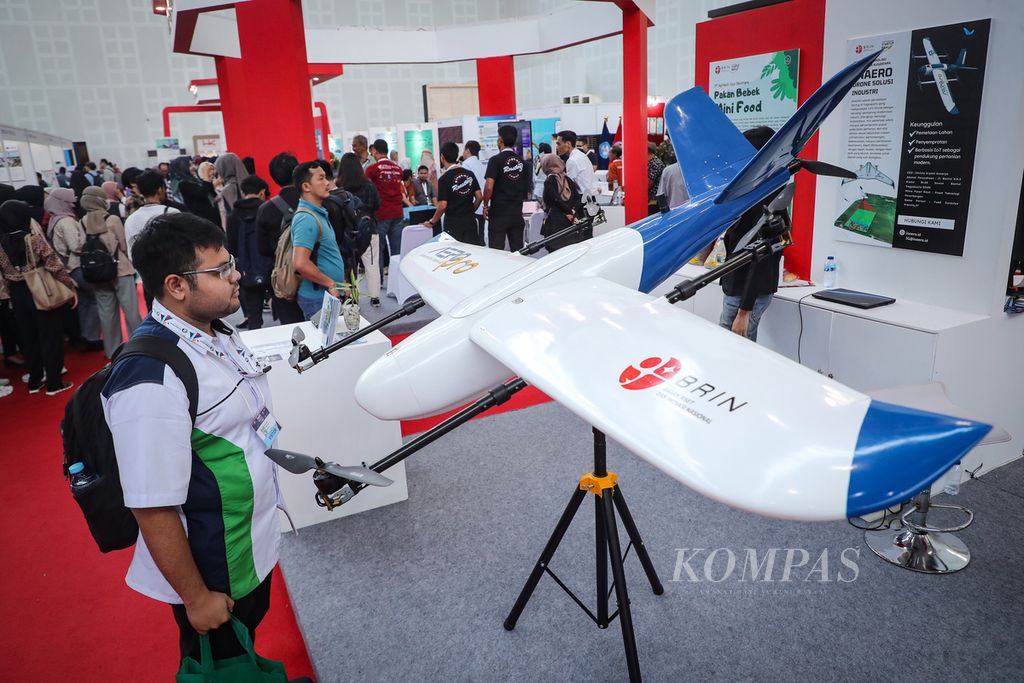 Visitors observe drones produced by Inaero on display at the Indonesia Research and Innovation Expo (InaRI Expo) at KST Soekarno, Cibinong, Bogor, West Java, Thursday (21/9/2023).