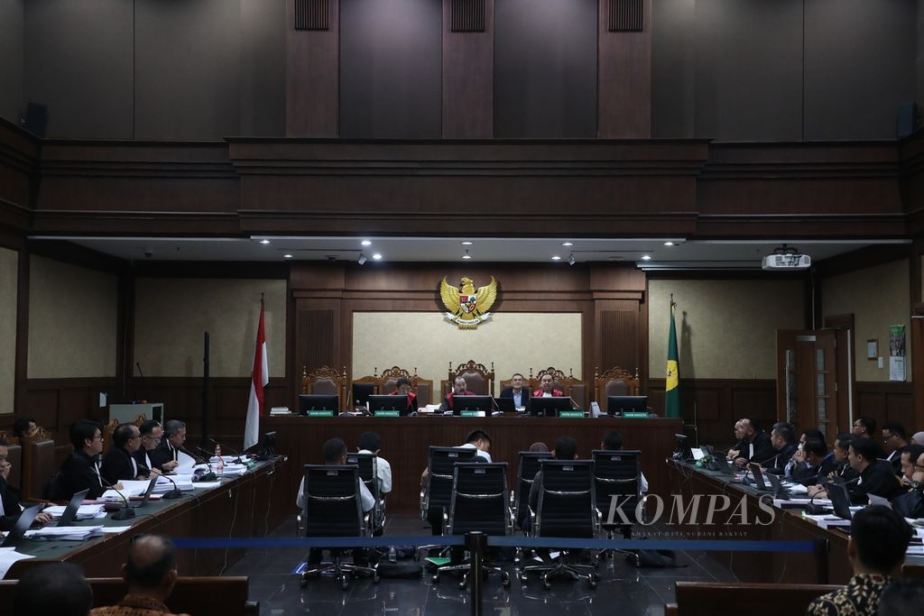 Suasana sidang lanjutan kasus dugaan korupsi pembangunan menara BTS 4G Bakti Kementerian Komunikasi dan Informatika (Kemenkominfo) di Pengadilan Tindak Pidana Korupsi Jakarta, Kamis (3/8/2023). Sidang ini beragendakan pemeriksaan tujuh saksi untuk terdakwa bekas Menteri Komunikasi dan Informatika Johnny G Plate, bekas Direktur Utama Bakti Kemenkominfo Anang Achmad Latif, dan Tenaga Ahli Human Development (HUDEV) Universitas Indonesia Tahun 2020 Yohan Suryanto. 