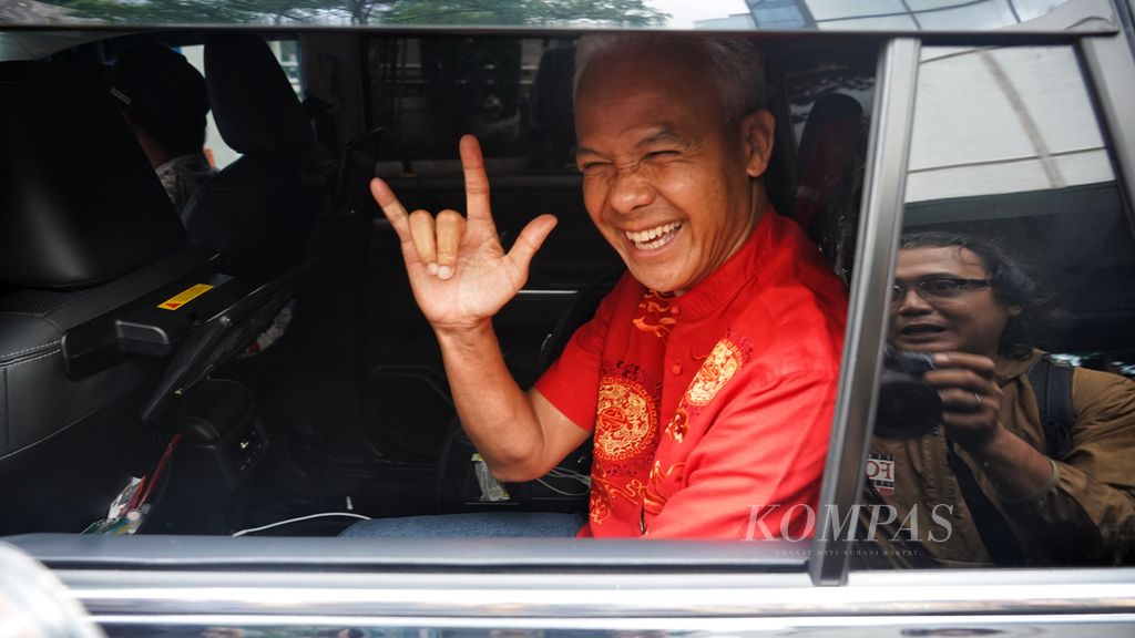 Ekspresi calon presiden Ganjar Pranowo saat meninggalkan Gedung High End, Jalan Kebon Sirih, Jakarta, setelah mengikuti pertemuan Tim Pemenangan Nasional Ganjar-Mahfud, 15 Februari 2024. 