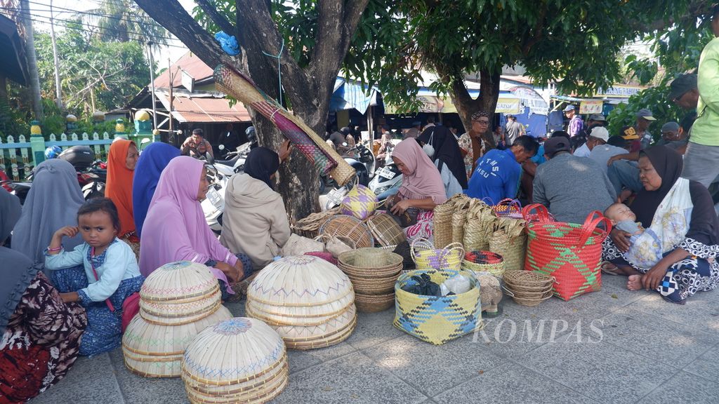 Berbagai barang kerajinan dijual para perajin di Desa Wisata Kuin Utara, Kecamatan Banjarmasin Utara, Kota Banjarmasin, Kalimantan Selatan, Kamis (3/8/2023). 