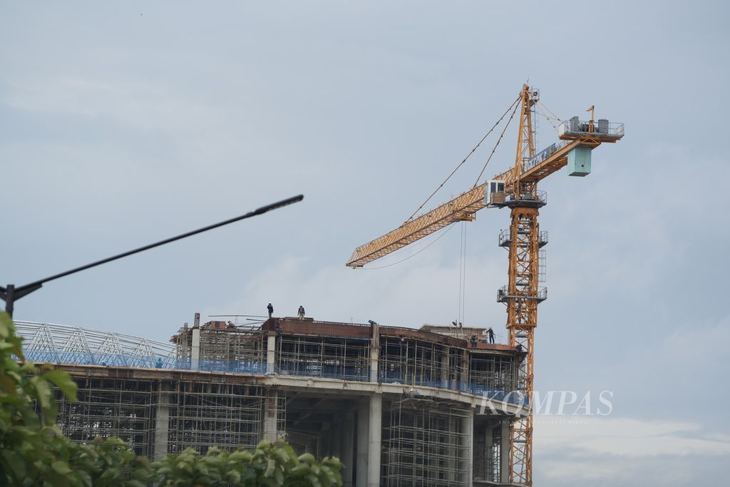 Pekerja menyelesaikan pembangunan gedung bertingkat di kawasan Pantai Indah Kapuk 2, Kecamatan Kosambi, Kabupaten Tangerang, Banten, Selasa (6/2/2024). Pengembangan kota satelit di pinggiran kota kini mengarah sebagai kawasan mandiri. 